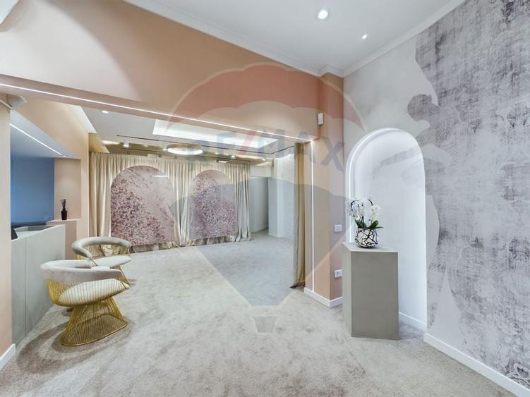 Apartament cu 3 camere semidecomandat în P-ța Dorobanți