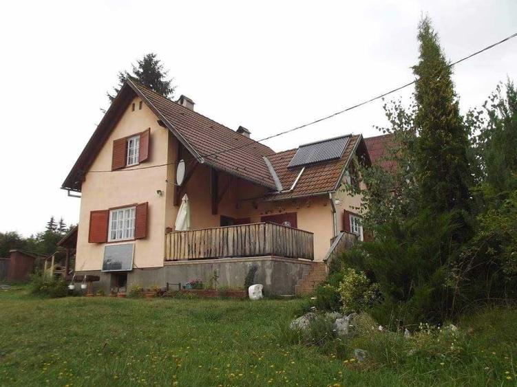 Casă cu 4 camere în Izvoru Mureșului
