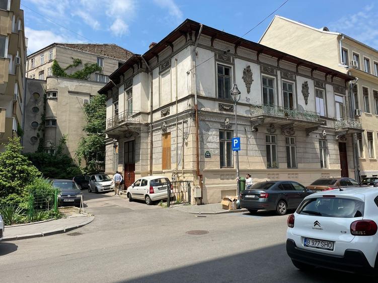 Casă individuală cu 17 camere cu Canalizare în Grădina Icoanei
