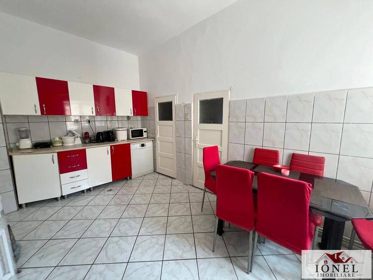 Casă individuală cu 9 camere cu Canalizare în Central