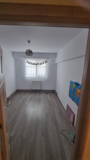 Apartament cu 3 camere decomandat în Sârbi