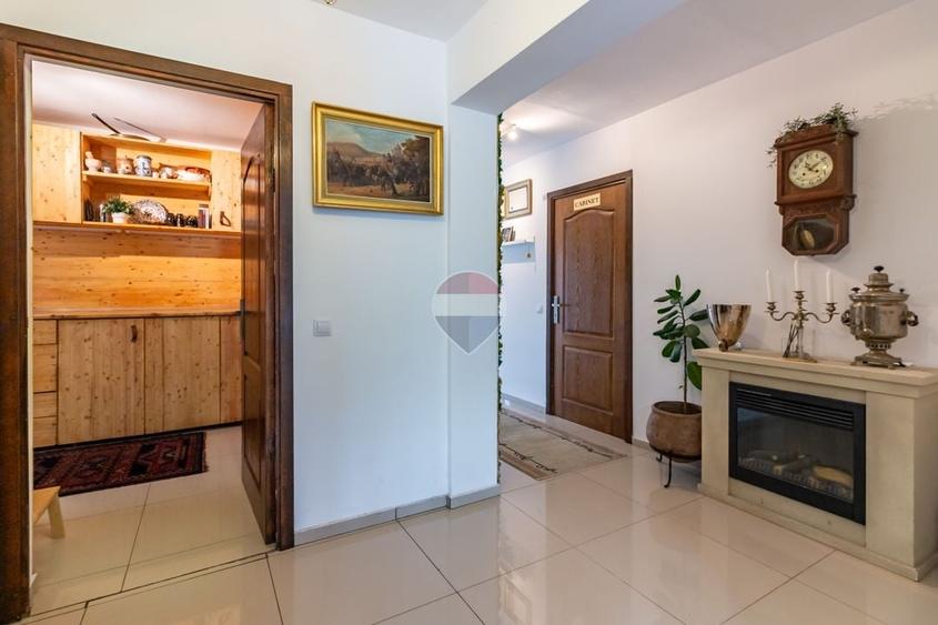 Casă individuală cu 8 camere cu Teren 476 Mp în Corbeanca