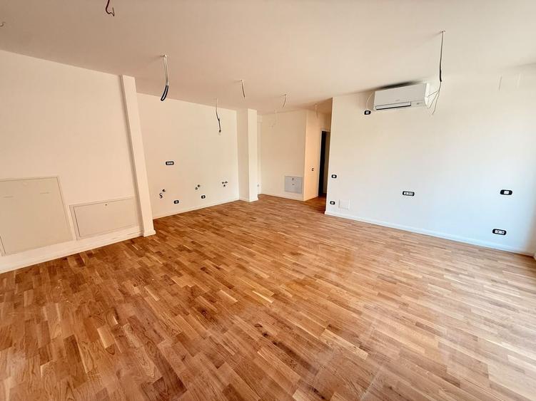 Apartament cu 3 camere semidecomandat în Unirii