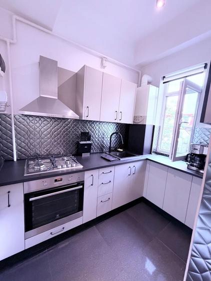 Apartament cu 3 camere, mobilat în P-ța Romană