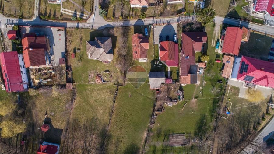 Casă individuală cu 6 camere cu Teren 1915 Mp în Bran