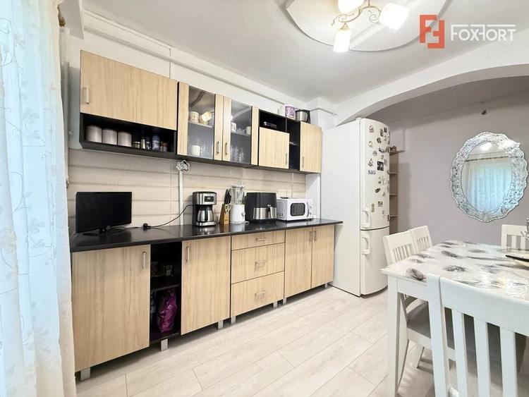 Apartament cu 3 camere semidecomandat în Lipovei