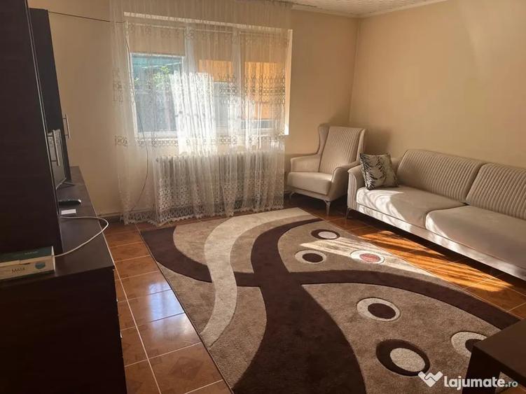 Apartament cu 5 camere semidecomandat în Vidra