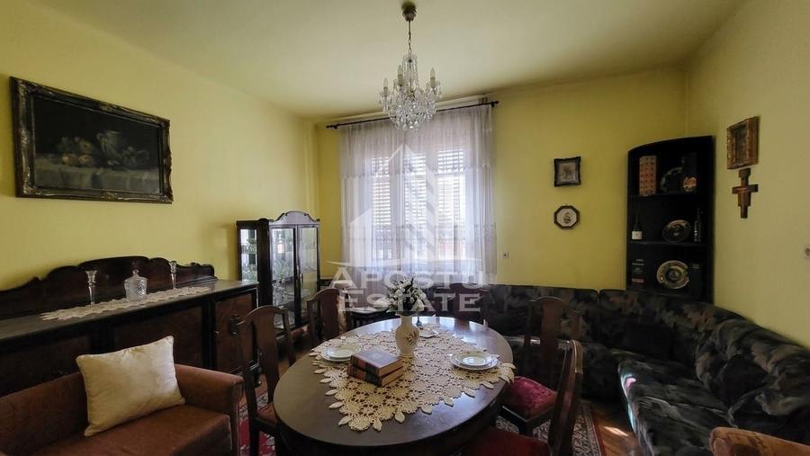 Casă individuală cu 6 camere cu Canalizare în Central