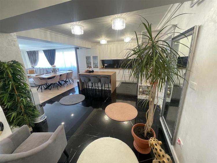 Penthouse cu 3 camere decomandat în Bucium