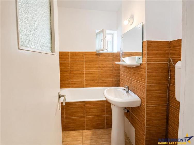 Apartament cu 3 camere decomandat în Drumul Poienii