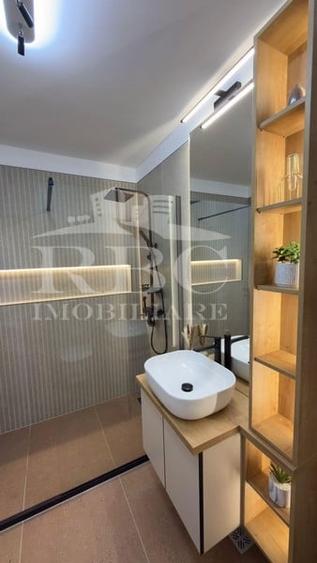 Apartament cu 3 camere semidecomandat în Florești