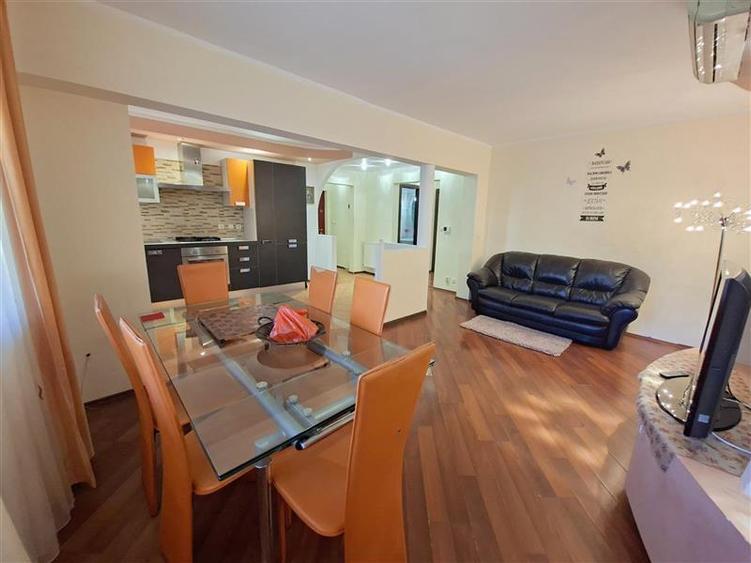 Apartament cu 3 camere decomandat în 9 Mai