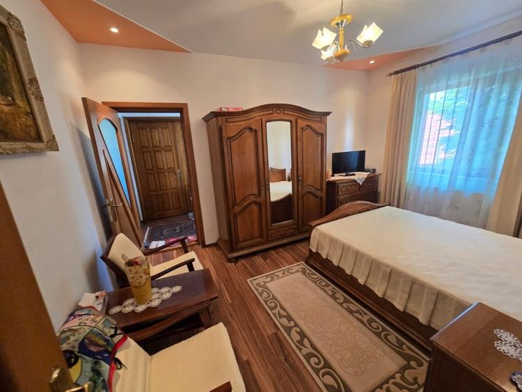 Casă individuală cu 9 camere cu Canalizare în Central