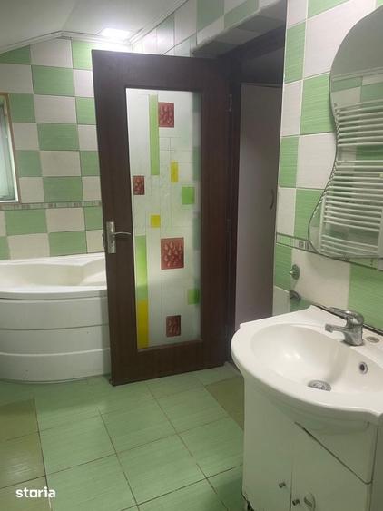 Casă cu 9 camere cu Teren 200 Mp în Fundeni