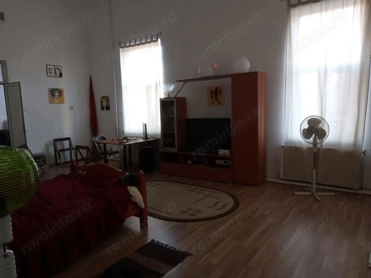 Casă cu 6 camere cu Teren 629 Mp în Tineretului