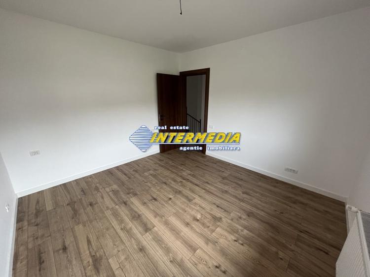 Casă individuală cu 4 camere cu Canalizare în Cetate