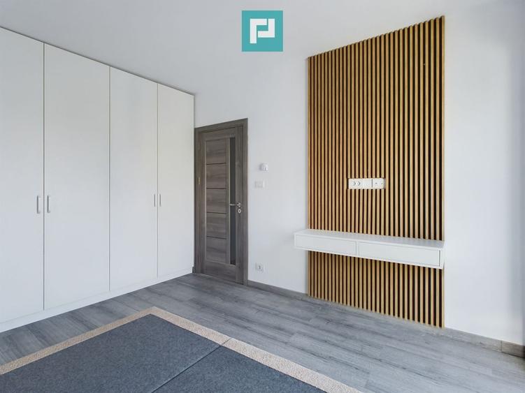 Penthouse cu 3 camere decomandat, mobilat în Central