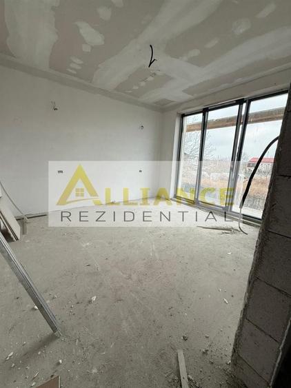 Duplex cu 5 camere cu Canalizare în Est