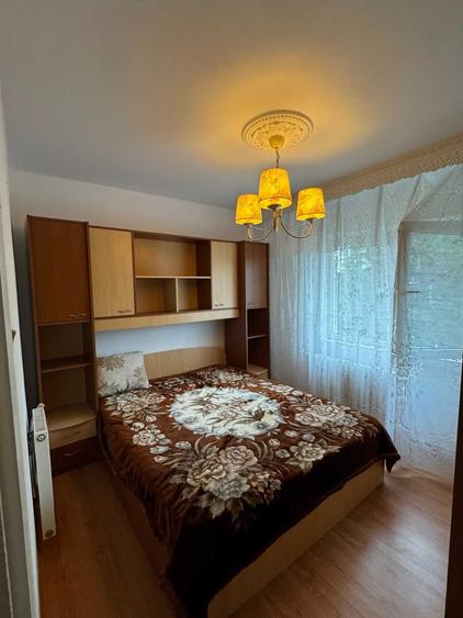Apartament cu 3 camere semidecomandat în Valea Moșneagului