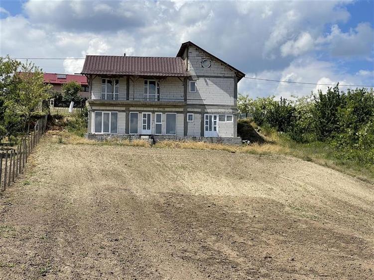 Casă individuală cu 4 camere cu Teren 1600 Mp în Malcoci