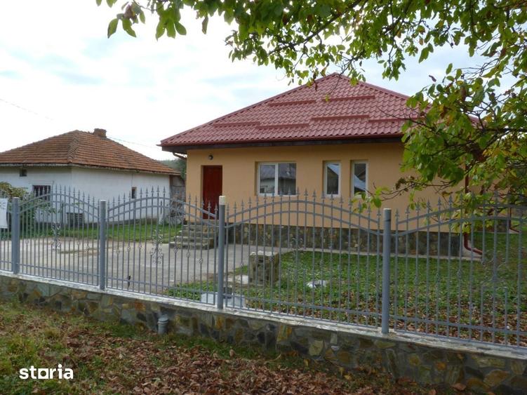 Casă cu 4 camere cu Teren 2100 Mp în Ludești