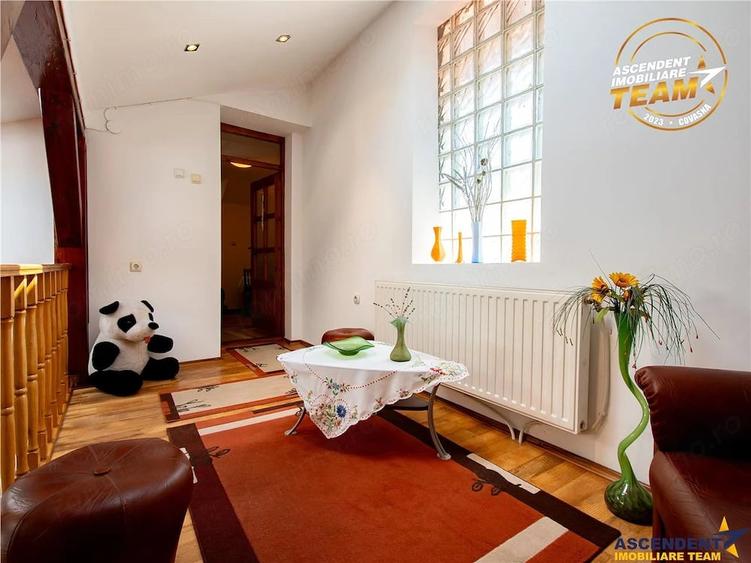 Resedinta si pentru doua familii, 217 mp utili, 6 dormitoare, curte, foisor, garaj, Central, Sfantu - 7