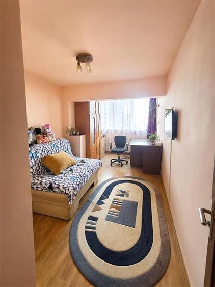 Apartament cu 4 camere semidecomandat, mobilat în Tractorul
