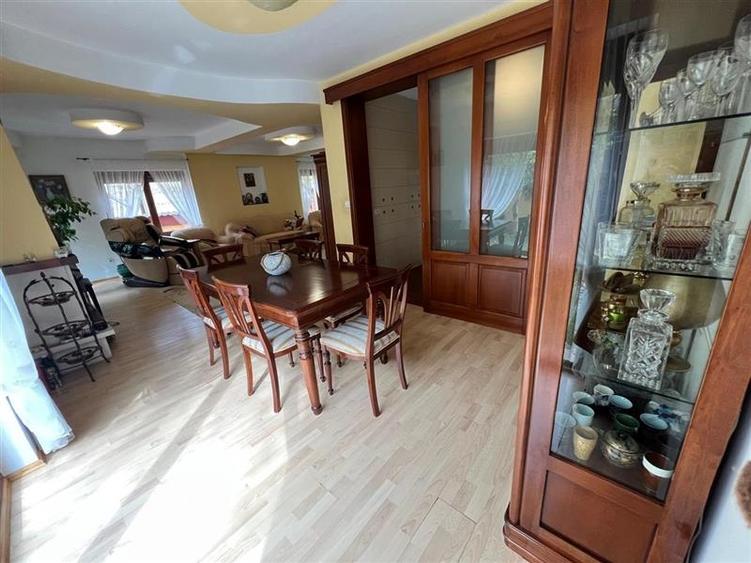 Casă individuală cu 8 camere cu Canalizare în Ultracentral