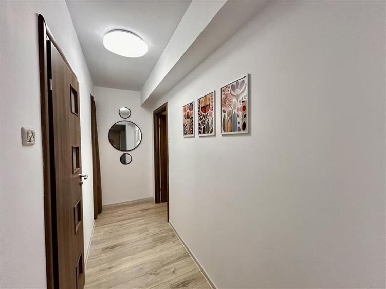 Apartament cu 3 camere decomandat, mobilat în Centrul Civic