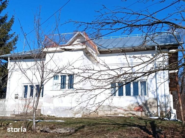 Casă cu 5 camere cu Teren 5950 Mp în Scorțeni