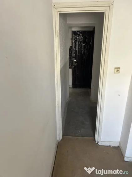 Garsonieră decomandată în Coman