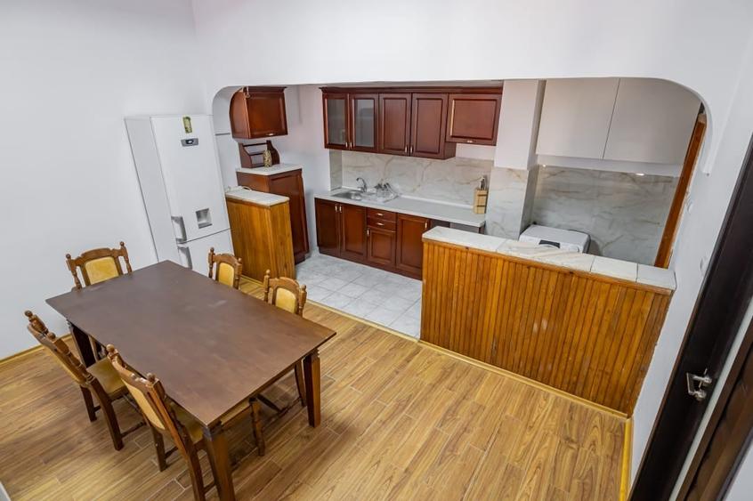 Casă cu 7 camere decomandat cu Canalizare în Universitate