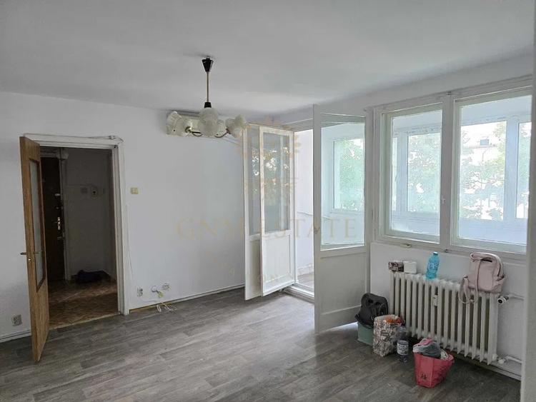 Apartament cu 3 camere semidecomandat în Gorjului