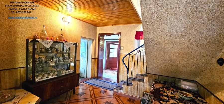 Casă cu 6 camere cu Teren 6329 Mp în Vest