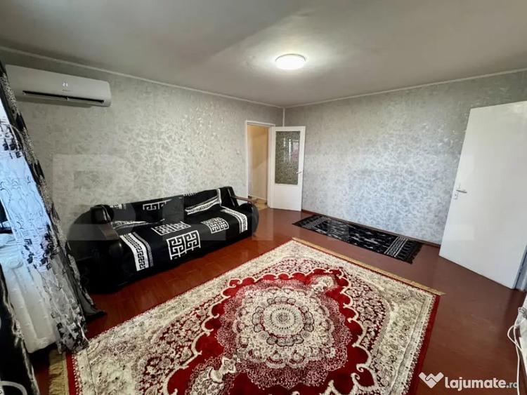 Apartament cu 3 camere semidecomandat, mobilat în Calea București