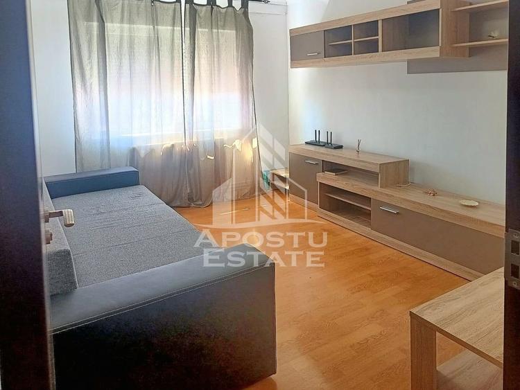 Apartament cu 3 camere semidecomandat, mobilat în Micălaca