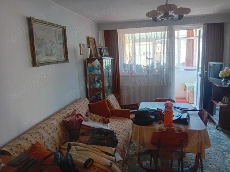 Apartament cu 3 camere decomandat în Mărăței