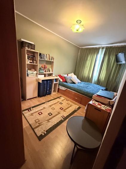Apartament cu 3 camere semidecomandat în Km 4