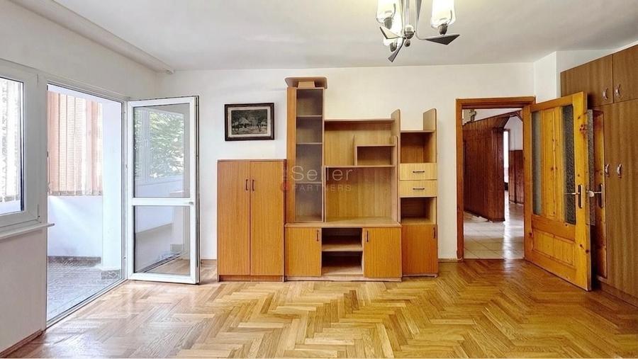 Apartament cu 4 camere decomandat în Noua