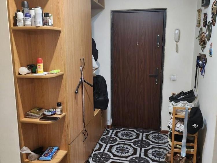 Apartament cu 3 camere decomandat în Drumul Sării