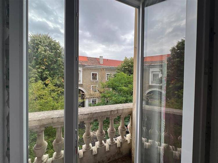 Apartament cu 3 camere semidecomandat în Ultracentral
