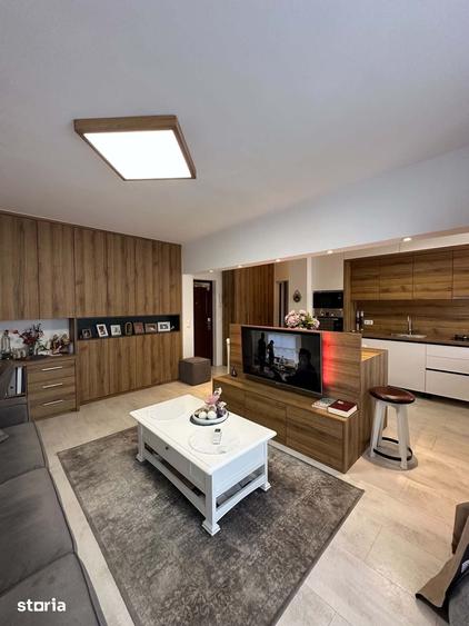 Apartament cu 4 camere decomandat în Micro 16