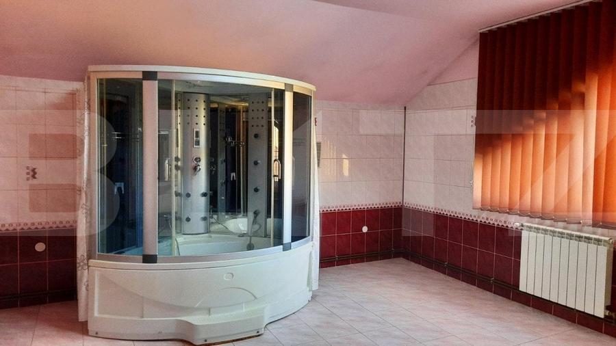 Casă individuală cu 9 camere cu Teren 868 Mp în Est