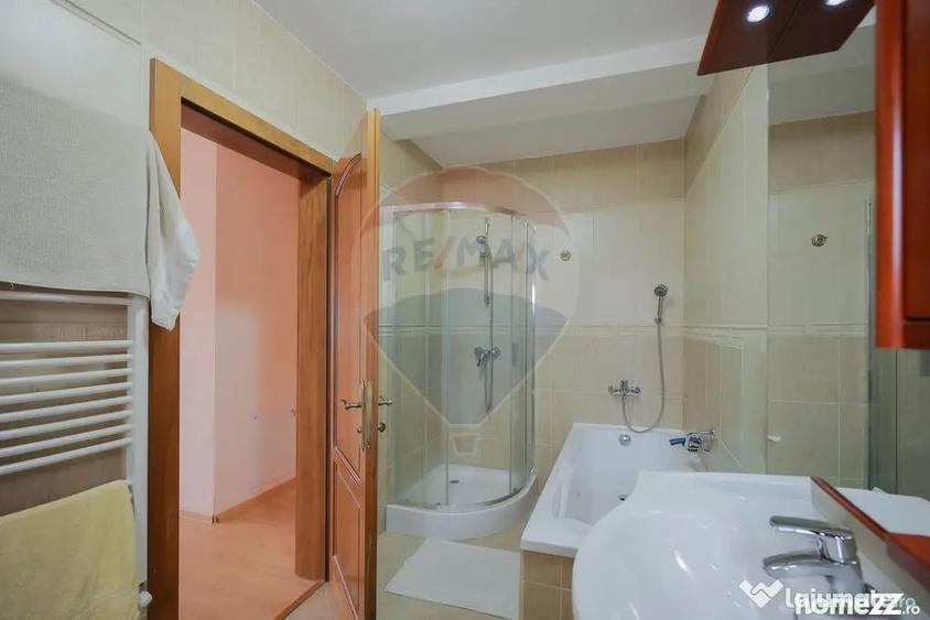 Casă cu 5 camere cu Teren 1000 Mp în Sânmartin