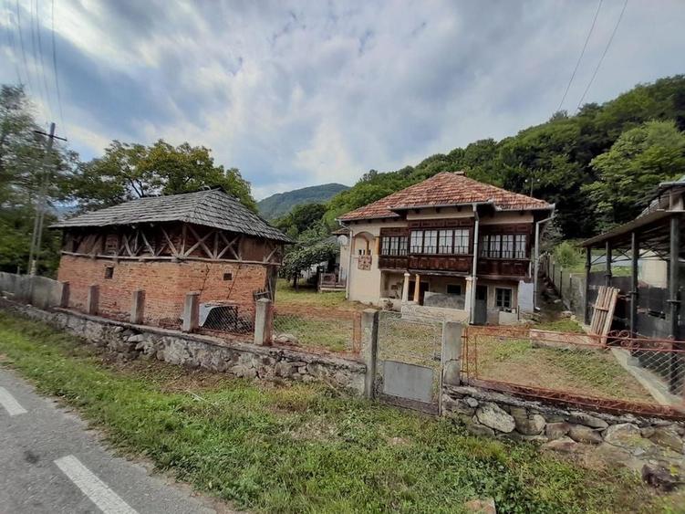 Casă cu 4 camere în Costești