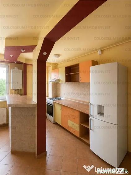 Apartament cu 3 camere semidecomandat în Florilor
