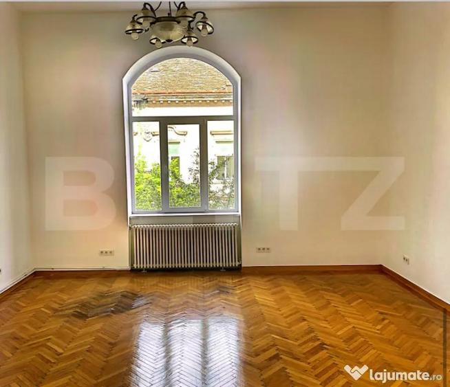 Apartament cu 4 camere decomandat în Central