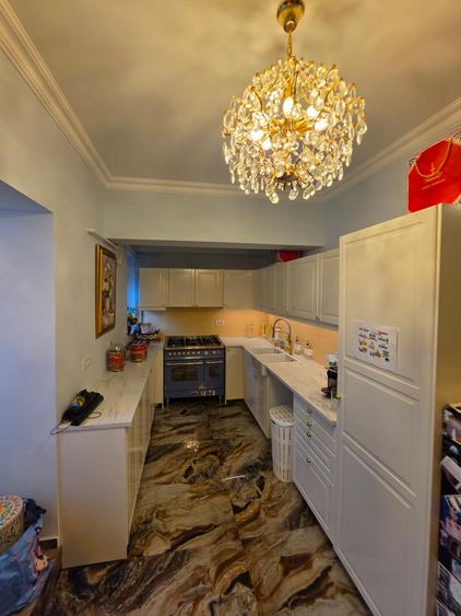 Apartament cu 3 camere semidecomandat în Dorobanți