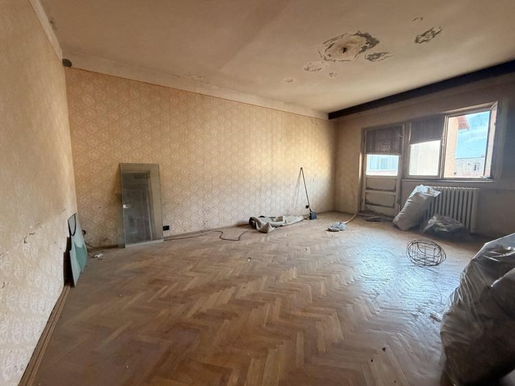 Apartament cu 3 camere decomandat în Soarelui