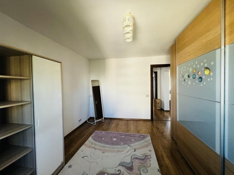 Apartament cu 3 camere decomandat în Drumul Taberei